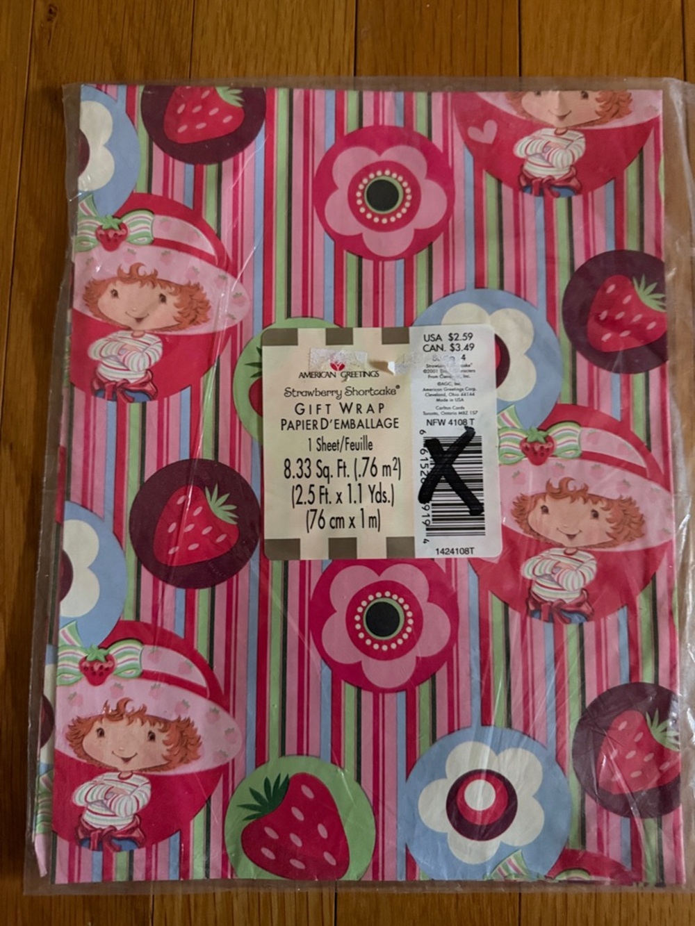 Strawberry Shortcake Bundle Crew Socks and American Greetings Gift Wrap NWT - Picture 4 of 5